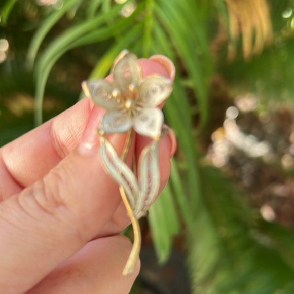 Vintage Floral Filigree Brooch - Picture 4 of 17